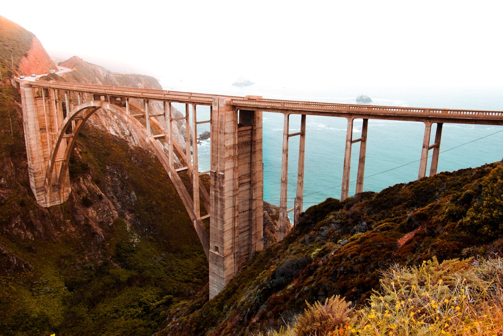 Photographie de paysage d’un pont en béton noir