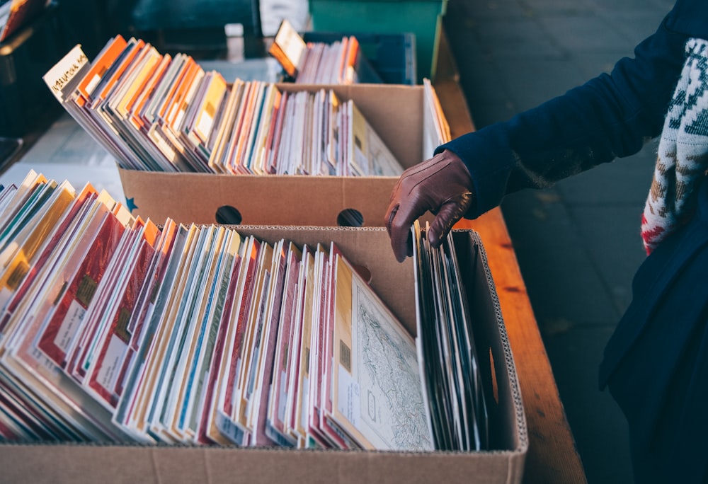 persona tocando la caja del libro