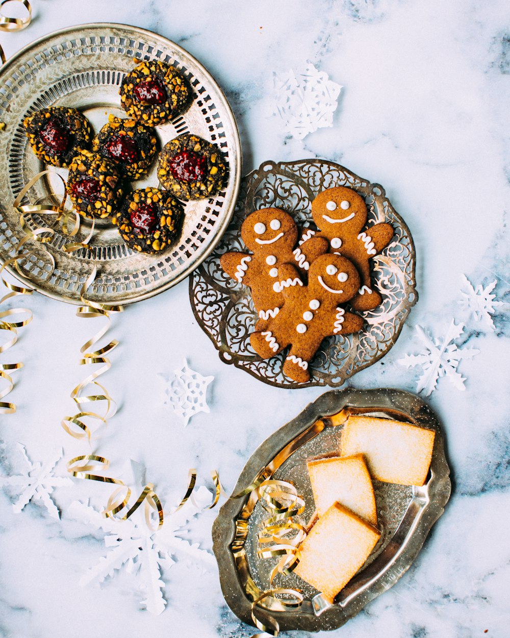 trois assiettes de pâtisseries assorties sur des assiettes