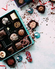 A sophisticated gift set featuring rudor chocolates wrapped in luxurious gold-accented packaging.
