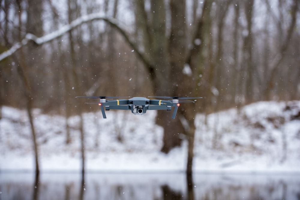 Drone preto voador durante o inverno