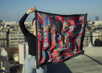 T-shirt with a colorful Araçaju cityscape print capturing local landmarks at sunset.