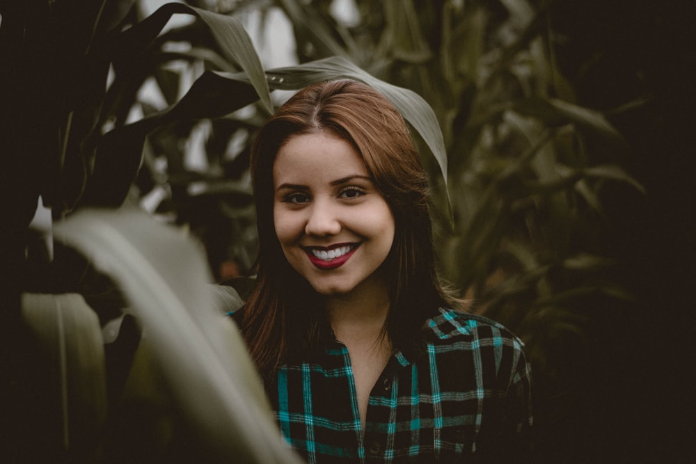 Mujer en el campo de maíz