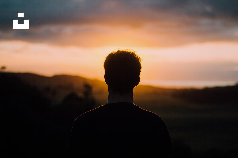 Silhouette of a man facing the sunset photo – Free People Image on Unsplash