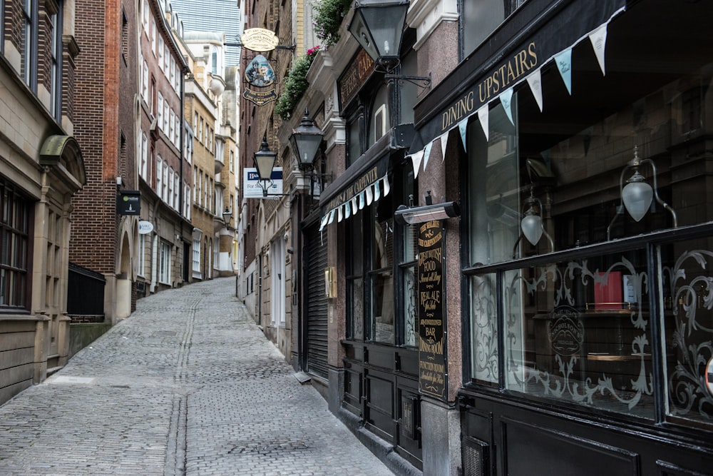 strada di cemento grigio tra gli edifici durante il giorno