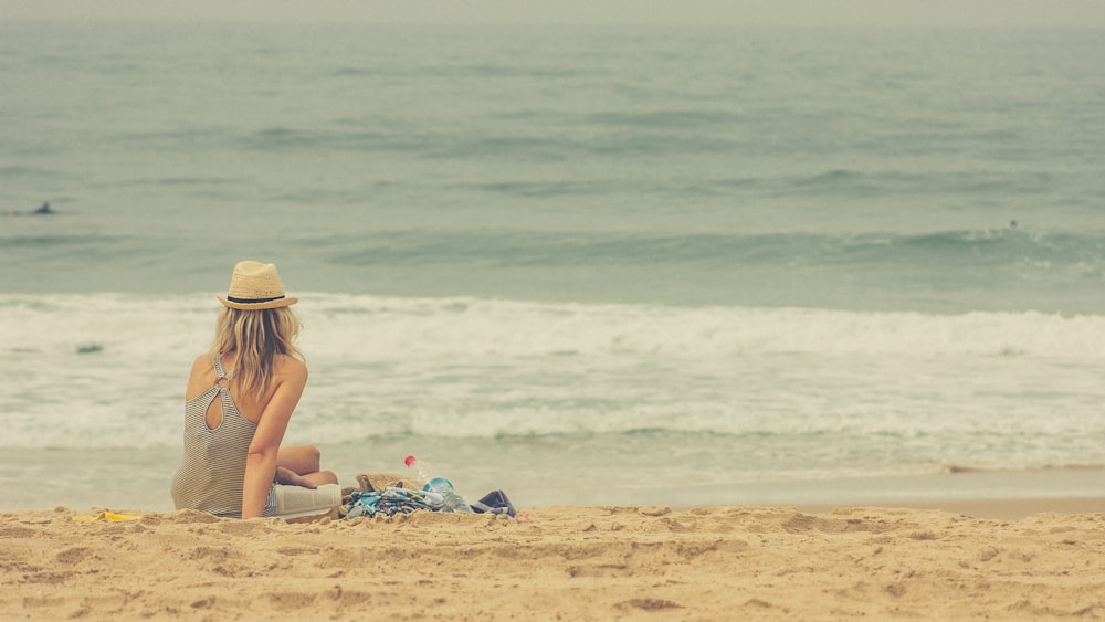 femme assise sur le bord de la mer