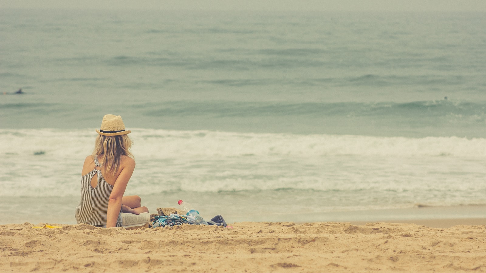 Canon EF 80-200mm F4.5-5.6 II sample photo. Woman sitting on seashore photography