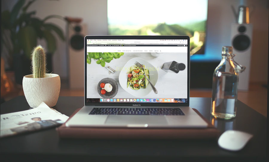 Website corporativ pe monitor, design profesional întunecat