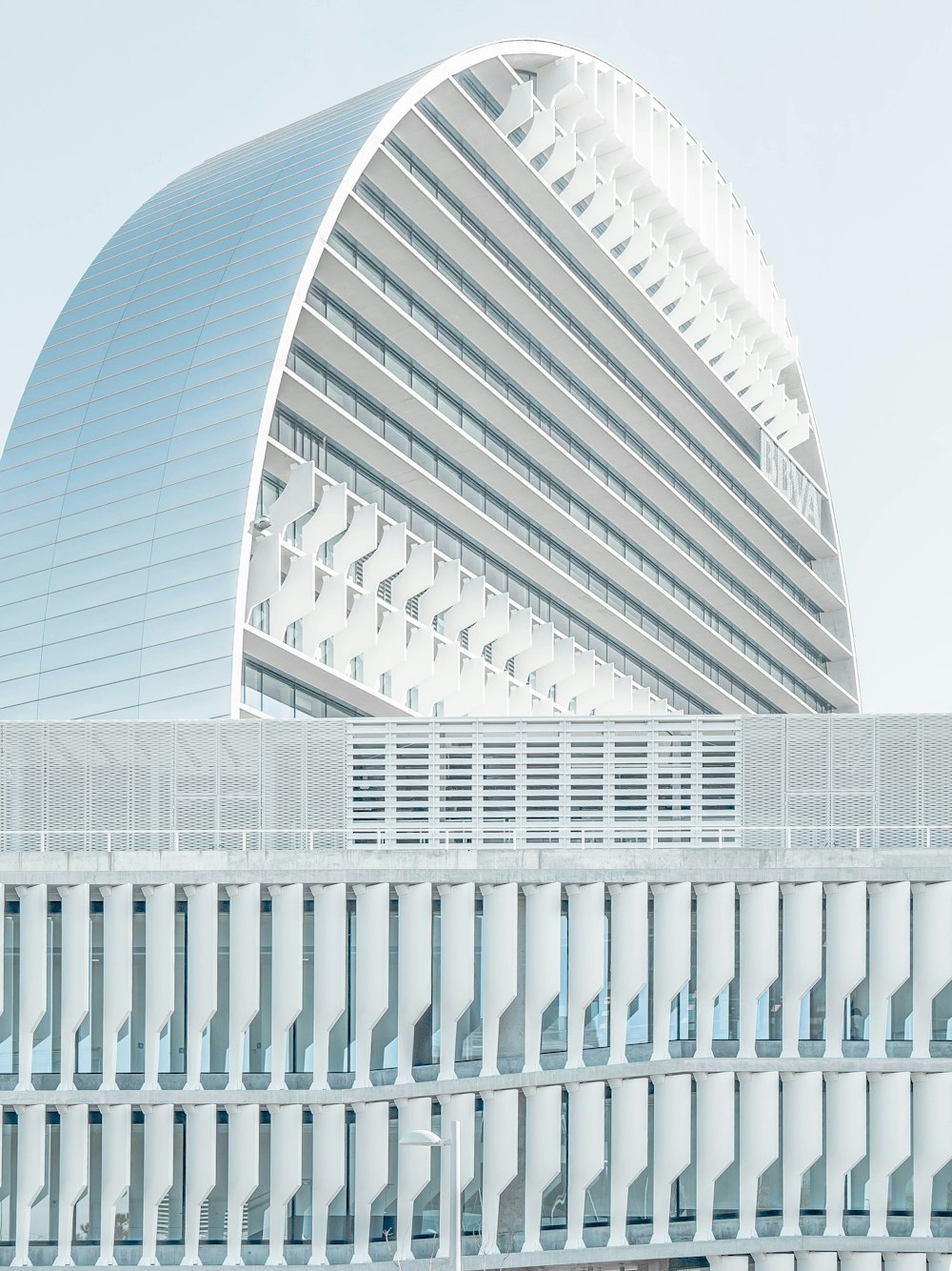 bâtiment en miroir sous le ciel bleu