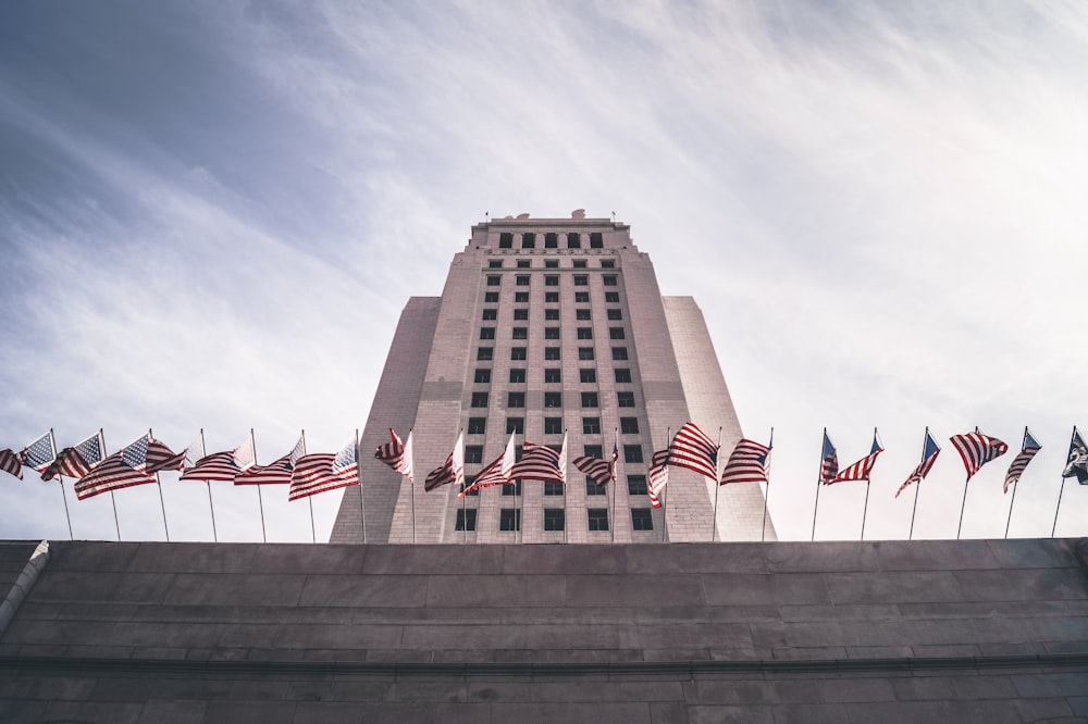 콘크리트 건물에 미국 국기의 낮은 각도 보기 사진
