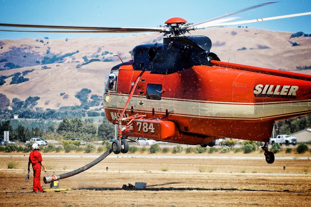 helicóptero Siller rojo y blanco ascendiendo