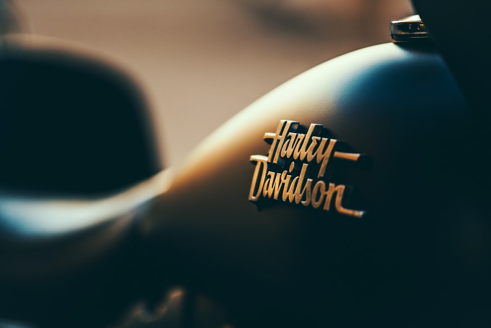 黒のハーレーダビッドソンのオートバイの燃料タンク