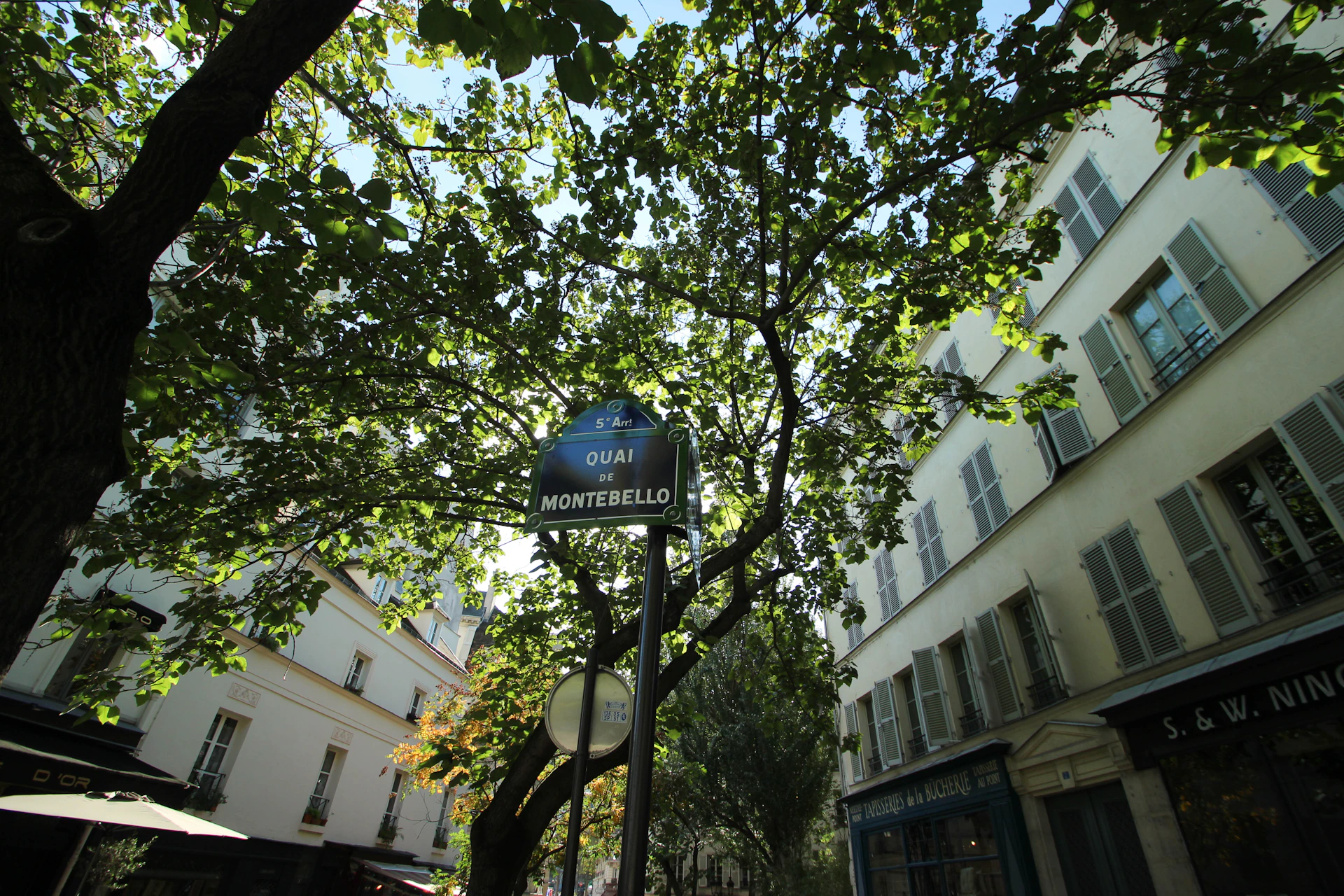 black and white bed linen
