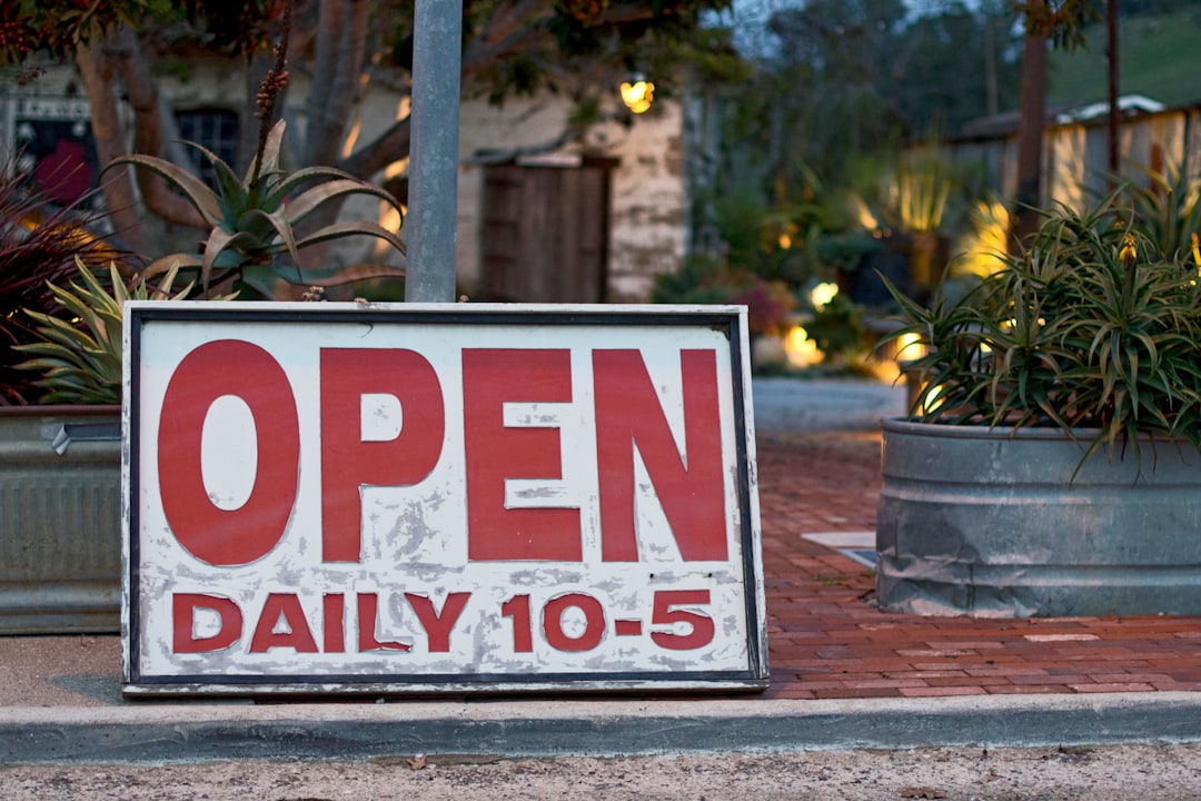 open daily 10-5 signage