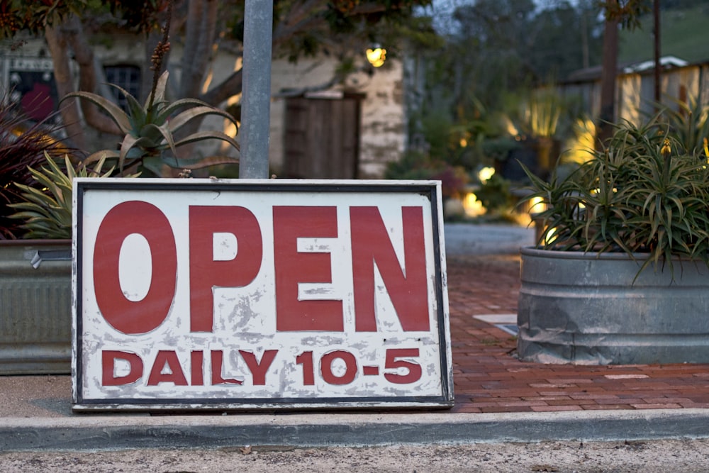 open daily 10-5 signage