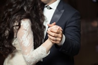 homem e mulher dançando em festa elegante, um casamento, uma noite de gala