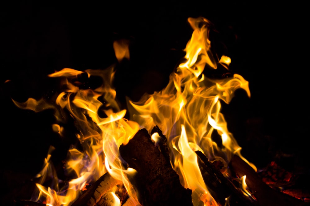 Brûler du charbon de bois
