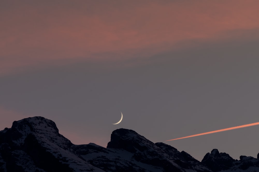 Foto di masso nero e falce di luna