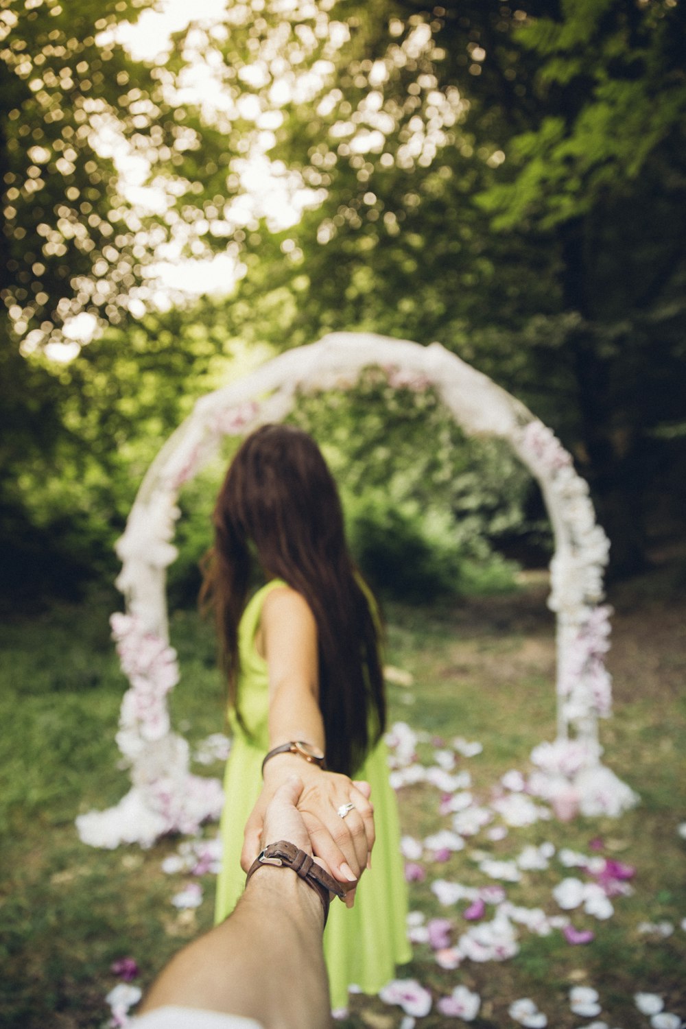 homme et femme se tenant la main près de la fleur