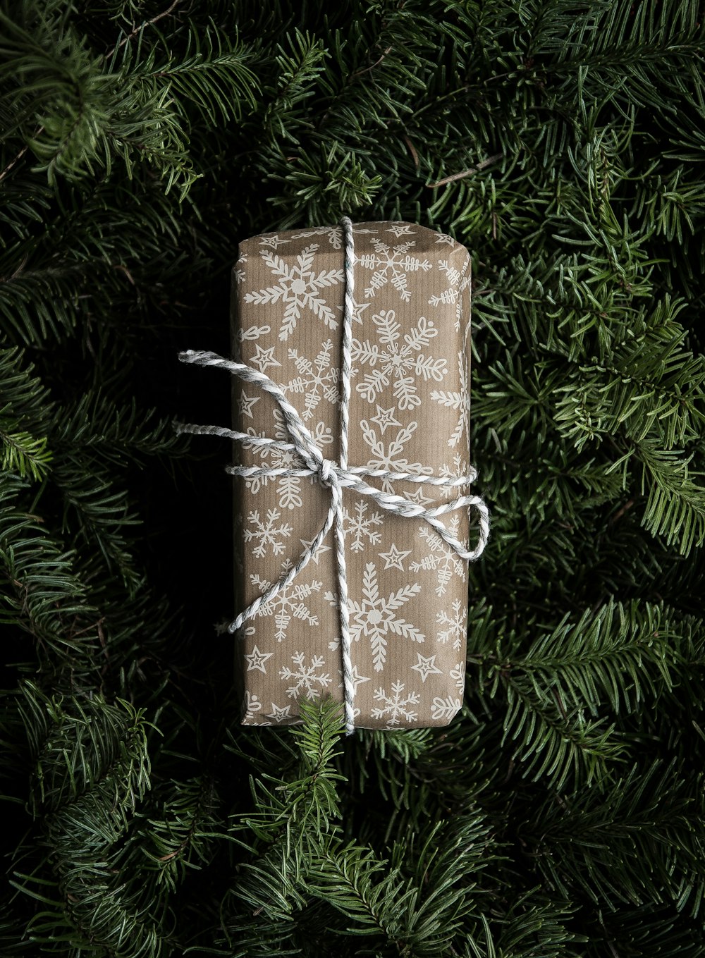 Caja de regalo marrón y blanco