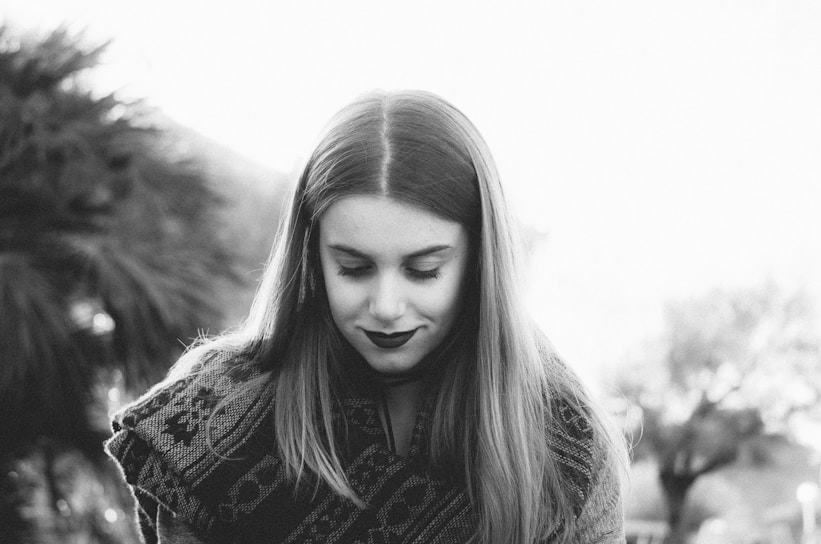 A warm, candid portrait of Sara Pérez Martínez smiling gently outdoors.