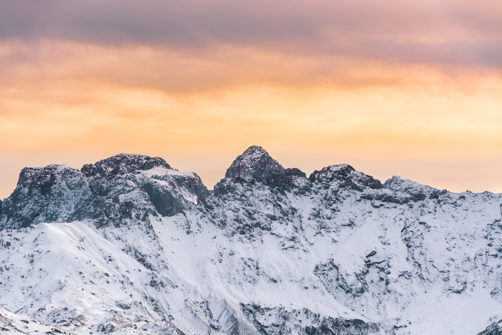 montanha coberta de neve