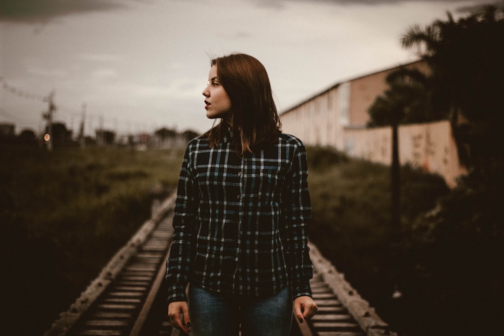 femme debout sur la voie ferrée