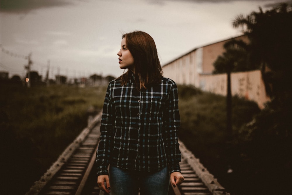 donna in piedi sulla rotaia del treno