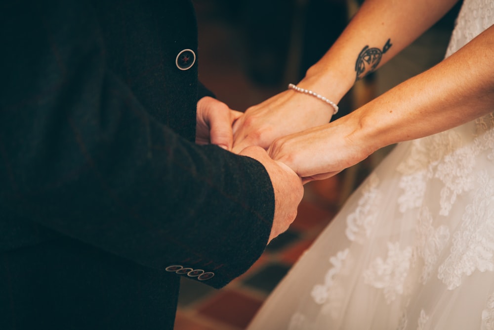 Hombre y mujer tomados de la mano