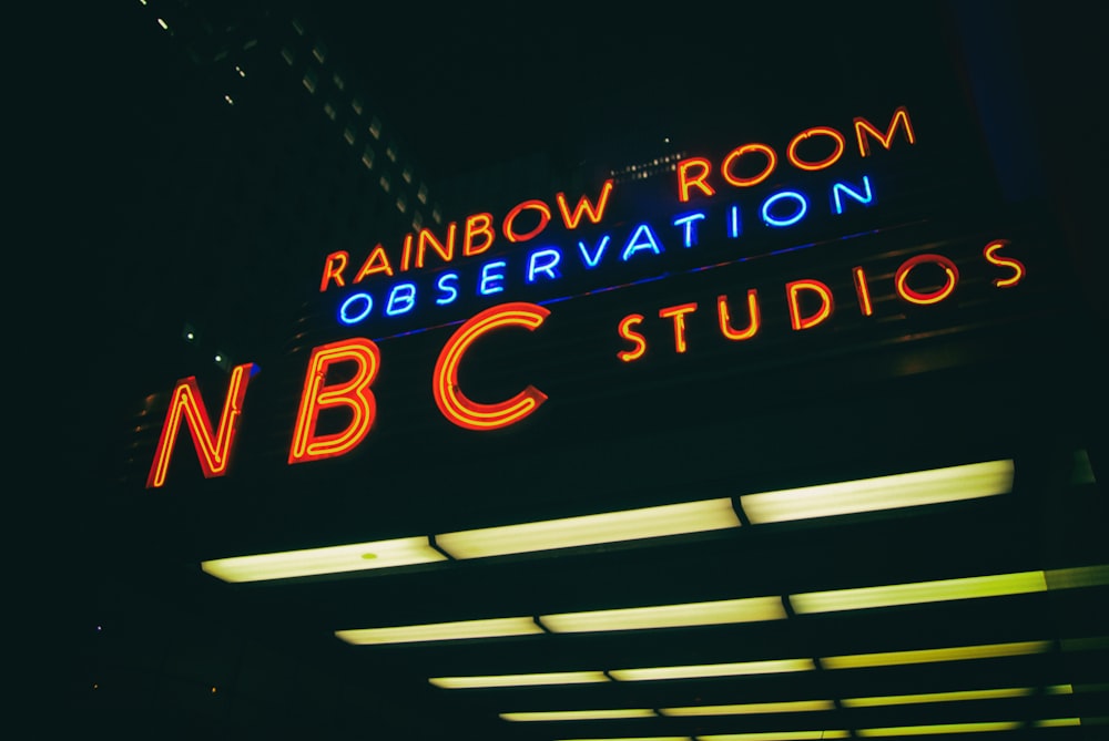 Observation de la salle arc-en-ciel NBC studios LED allumée