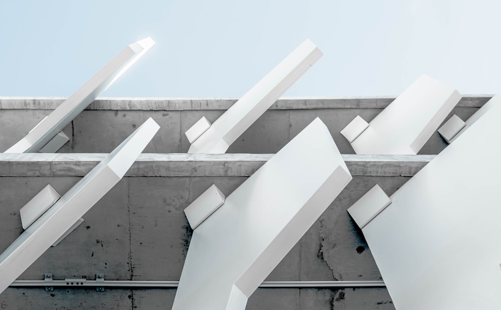 Photographie architecturale d’une structure en béton blanc et gris