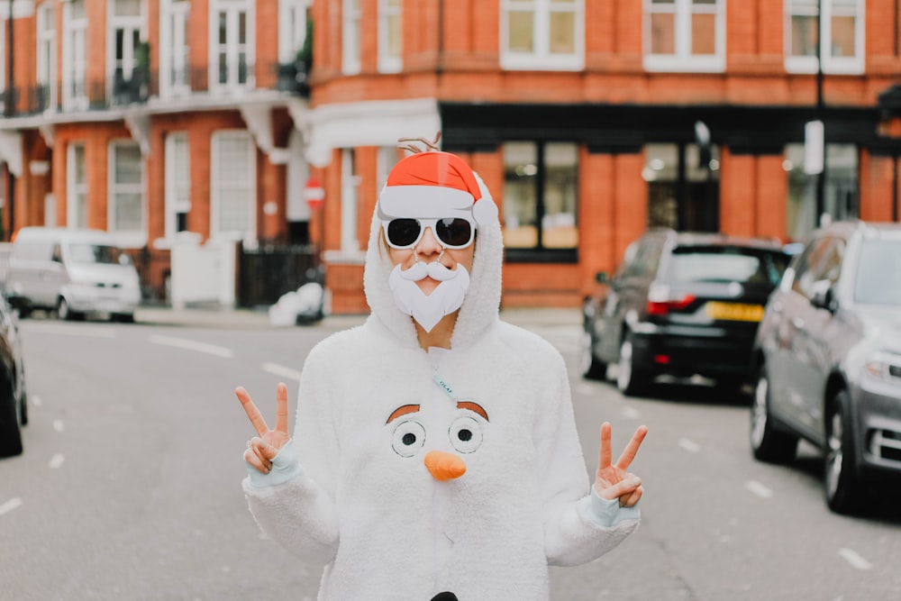 Person, die eine Weihnachtsmannmaske trägt und