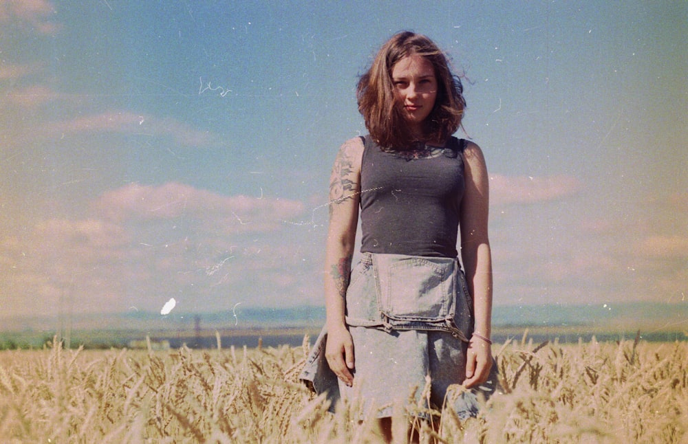 donna in piedi su campo marrone