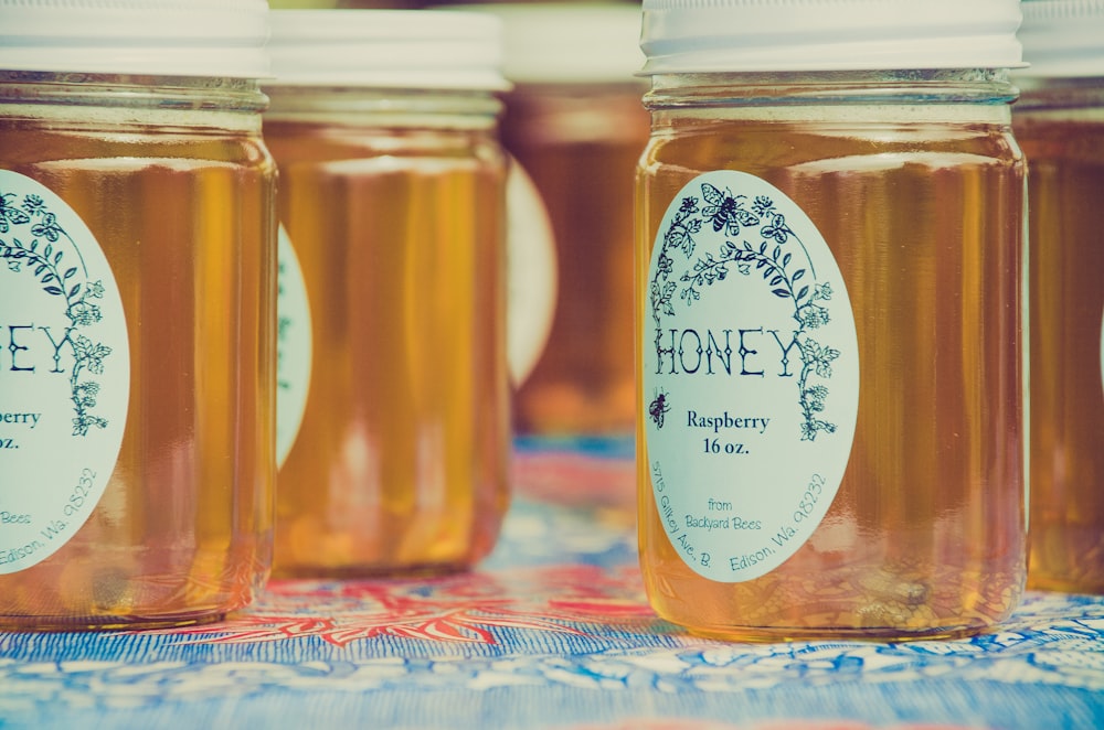 Frascos de miel y frambuesa