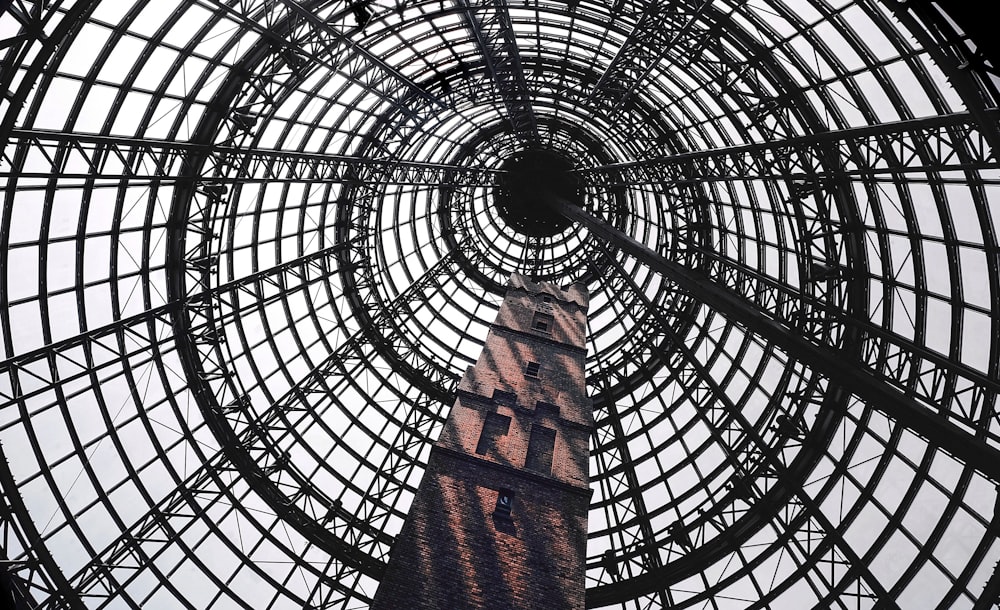 Photographie en contre-plongée d’une tour encadrée en métal noir