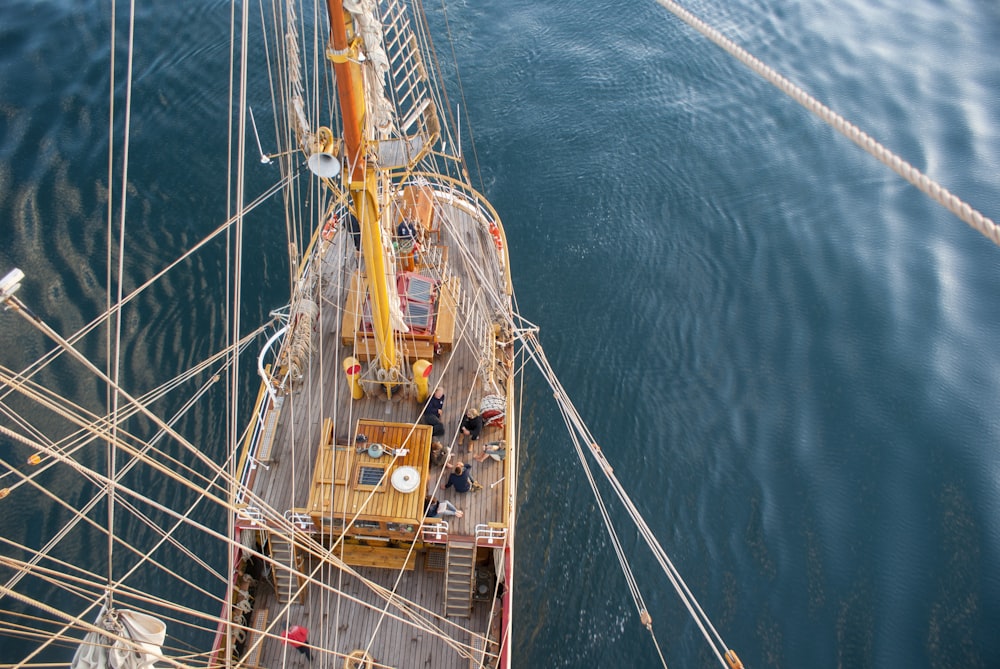 Fotografía aérea de un barco en un cuerpo de agua en calma durante el día