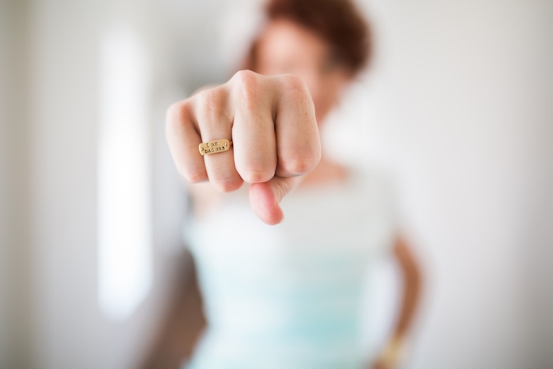 femme exhibant une bague dorée précieuse