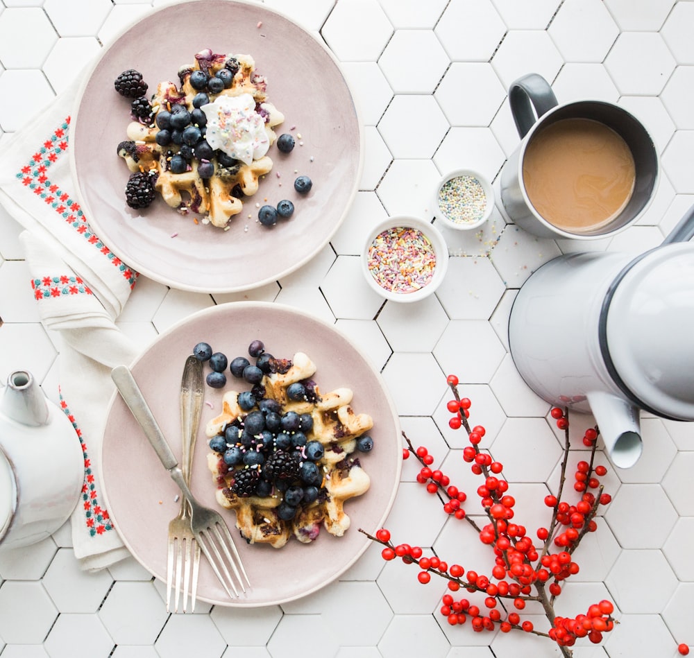 zwei Pfannkuchen mit Blaubeeren oben drauf