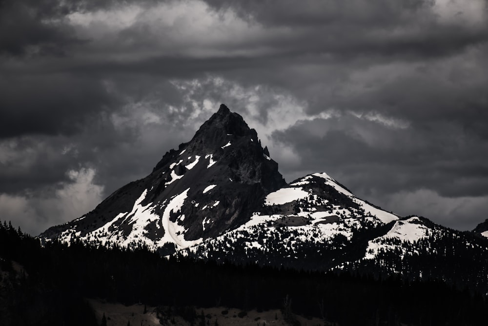 photo de silhouette de montagne couverte de neige