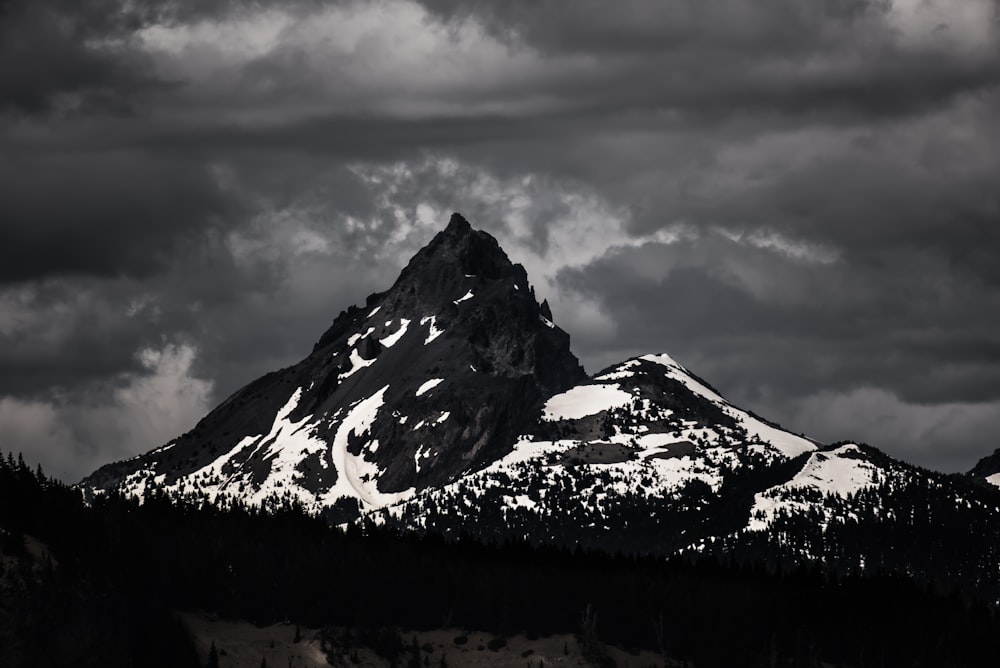 Foto de silueta de montaña cubierta de nieve