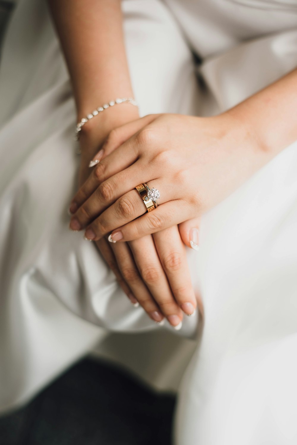 Mujer con anillos de color dorado y plateado