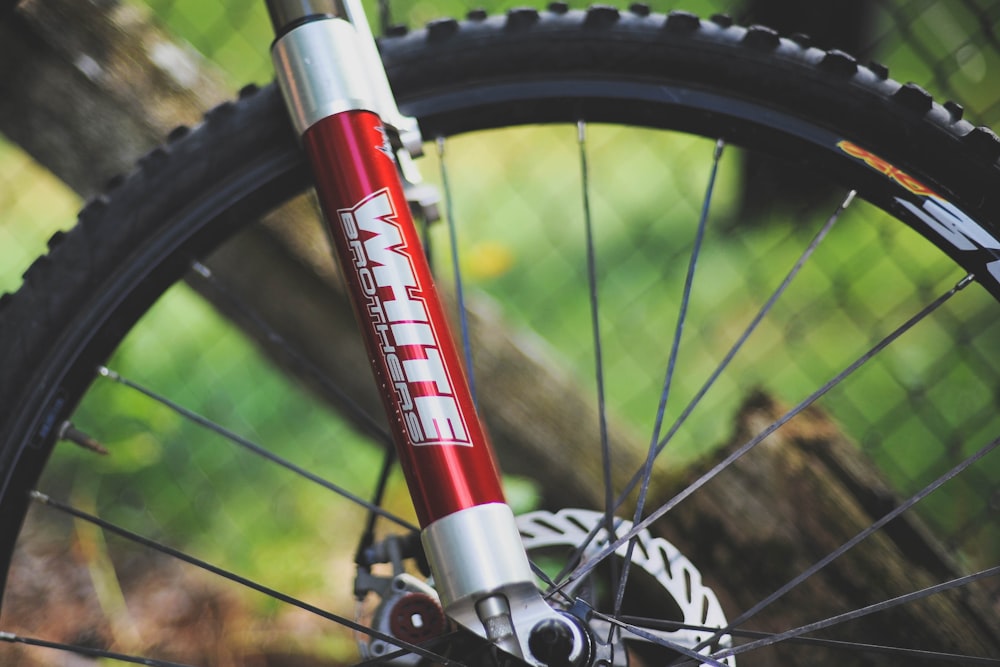 Weiße Brüder Aufkleber auf rotem Fahrrad Teleskop