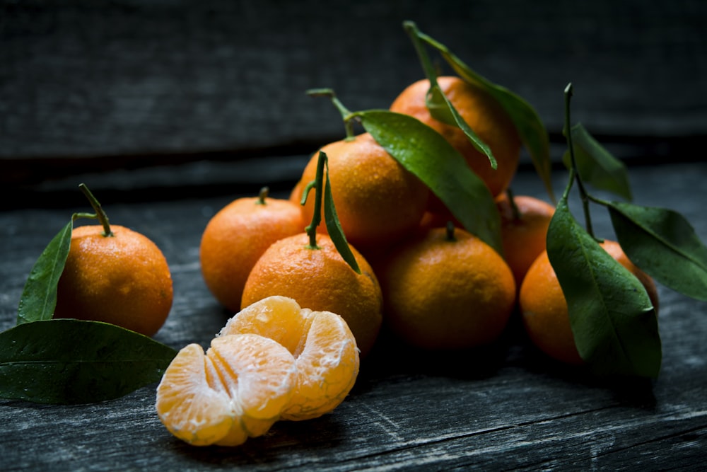 oranges sur le dessus d’une table en bois gris