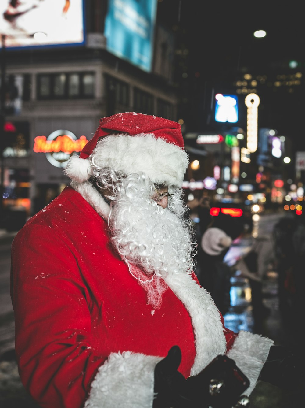 Der Weihnachtsmann steht in der Nähe von Gebäuden