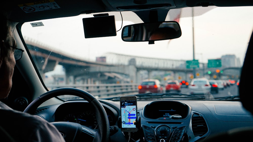 Mann fährt Fahrzeug mit eingeschaltetem GPS-System
