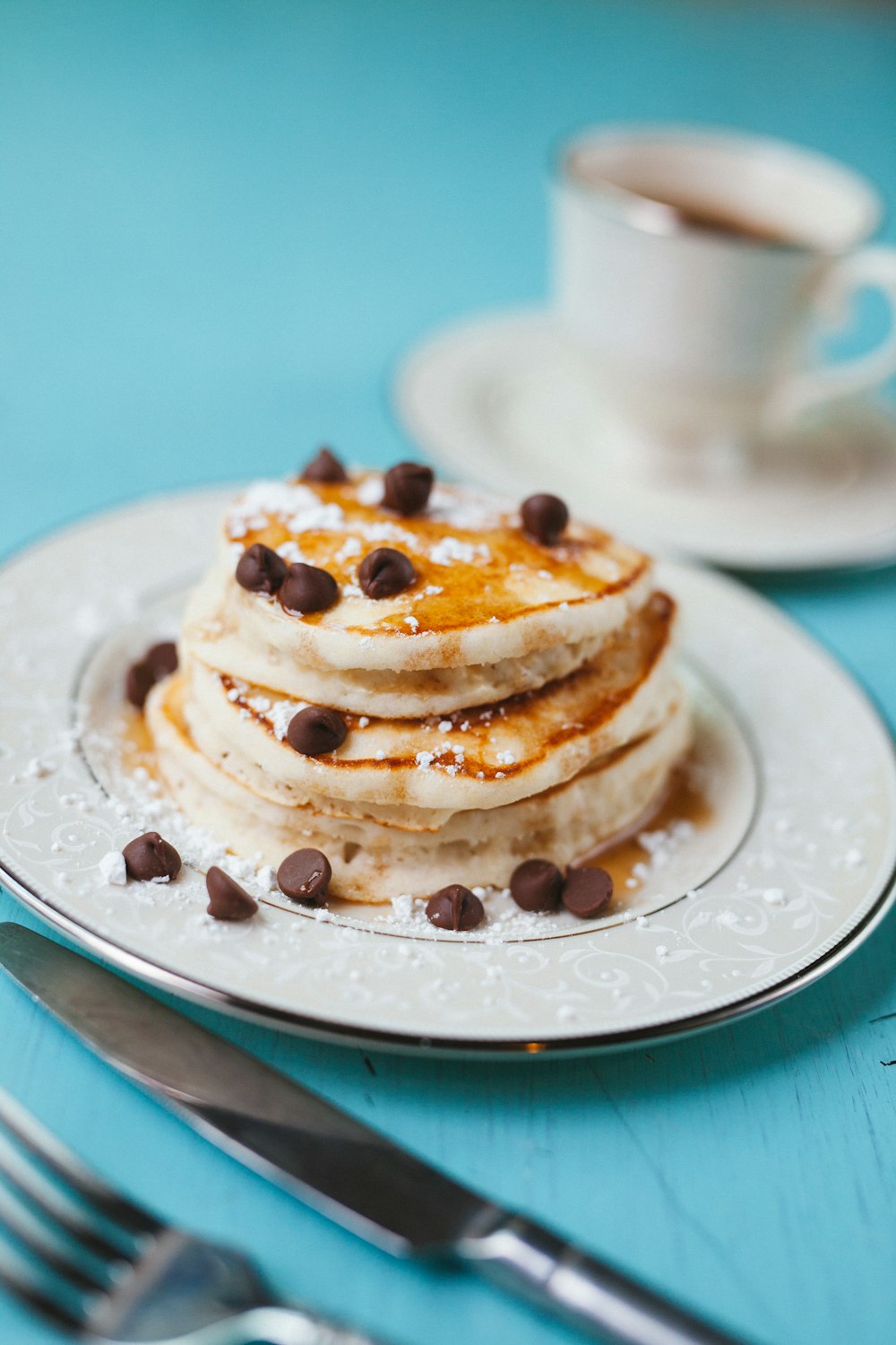 Pancake ricoperti di gocce di cioccolato su un piatto.