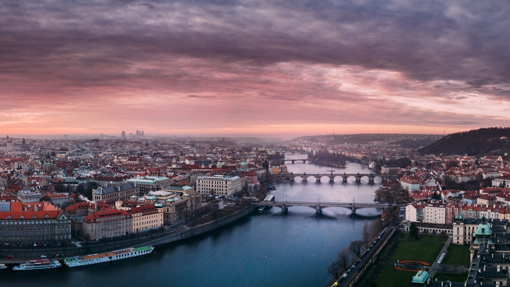 Photographie aérienne de la ville sous un ciel nuageux