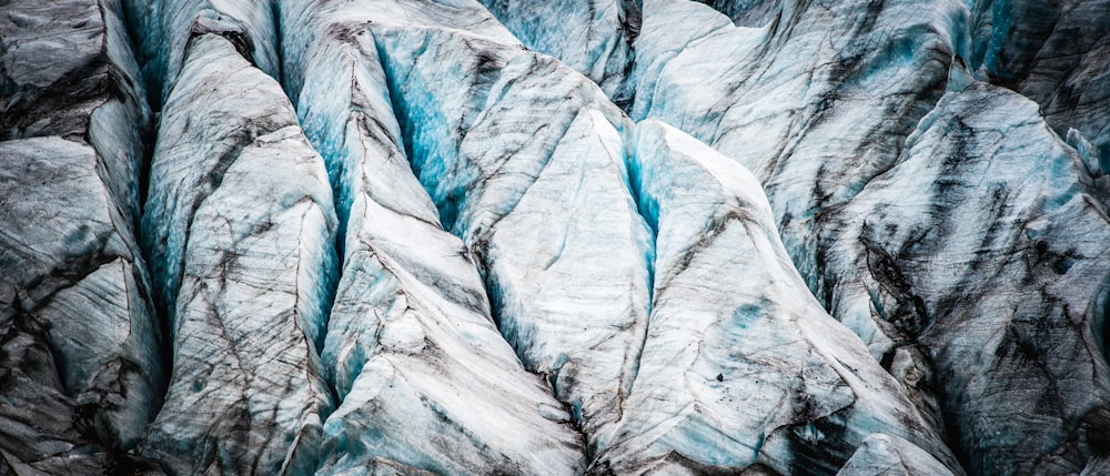 昼間の凍った岩の崖