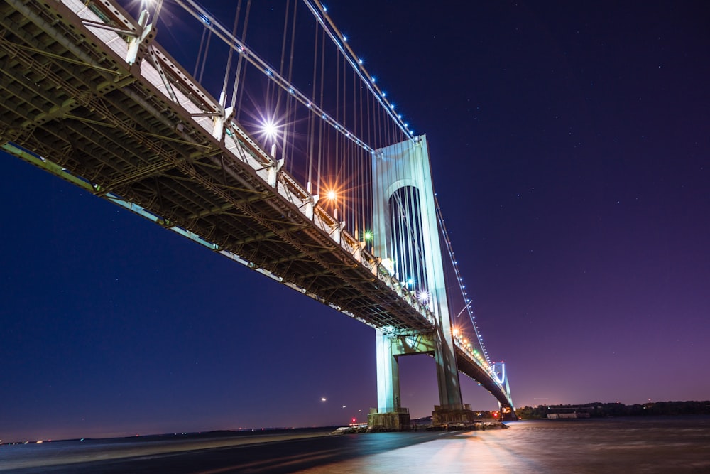 ponte sospeso illuminato di grigio durante la notte