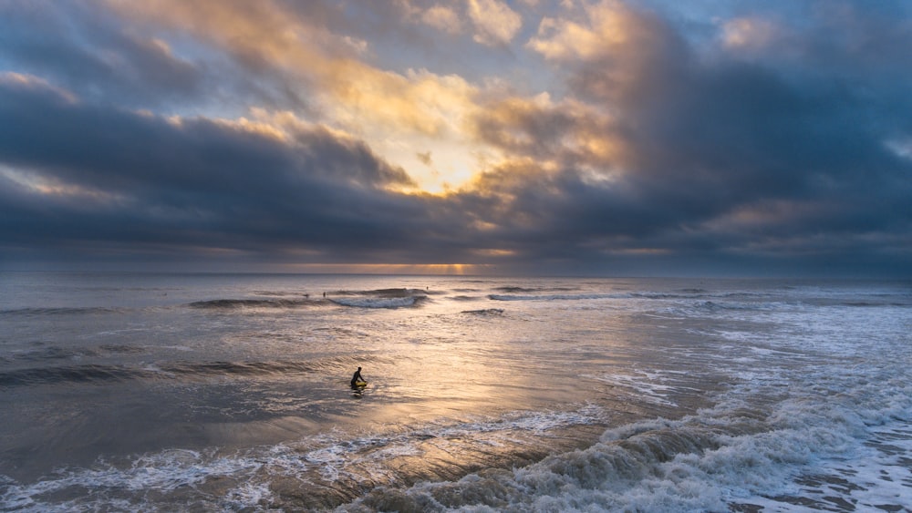 une personne sur une planche de surf au sommet d’une vague